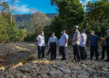 TUAN Ibrahim Tuan Man (dua dari kiri) melawat tapak  projek pembinaan empangan sabo di Titi Hayun, Yan hari ini. - UTUSAN/SHAHIR NOORDIN