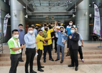 JUFITRI Joha (depan, dua) dijulang tangan sebagai tanda kesyukuran persetujuan kementerian di Putrajaya semalam. – Foto ihsan MBM