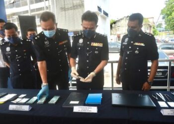 CHA Hoong Fong (dua kiri) menunjukkan barang rampasan sewaktu sidang akhbar di IPD Klang Selatan di Klang, Selangor, hari ini. UTUSAN / ZULFADHLI ZAKI