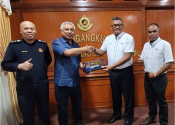 LOKMAN Jamaan (dua dari kiri) dan Zakaria Ahmad Zabidi (dua dari kanan) bersama pegawai kanan JPJ dan PLUS sewaktu Mesyuarat Penyelarasan dan Penetapan Petunjuk Prestasi Utama (PPU) JPJ dan PLUS di Akademi JPJ di Melaka, baru-baru ini.