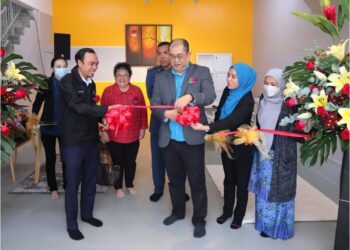 ROSLAN Ahmad (tengah) memotong riben pada perasmian pusat informasi  Hospital KPJ Ipoh di Cameron Highlands, semalam. – UTUSAN/MUHAMAD NAZREEN SYAH MUSTHAFA