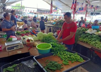 PENIAGA yang menjual sayur-sayuran di Pasar Kedai Payang, Kuala Terengganu, Terengganu. - UTUSAN/KAMALIZA KAMARUDDIN