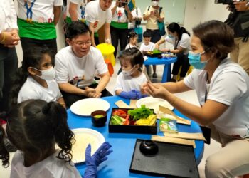 CHOW Kon Yeow (tengah) beramah-mesra dengan kanak-kanak yang menyertai program Interactive Edutainment di Hospital Gleneagles di George Town, Pulau Pinang hari ini.