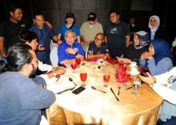 ADHAM Baba beramah mesra dengan para pengamal media pada majlis Ramah Mesra Penerangan Umno Johor Bersama Pengamal Media di Hotel Thistle, Johor Bahru disini. -UTUSAN/RAJA JAAFAR ALI