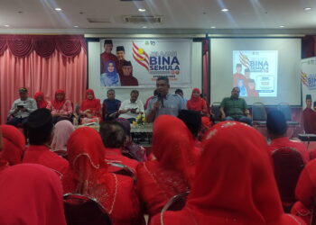MEGAT Zulkarnain Omardin ketika berucap pada program ‘Jelajah Bina Semula’ UMNO Kedah, di Dewan Peladang Inn, Sungai Petani.