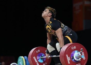 MUHAMMAD Erry gagal menamatkan saingan (DNS) selepas gagal melepasi tiga percubaan snatch 135kg.