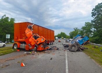 KEADAAN di lokasi kemalangan membabitkan sebuah lori dengan treler dan kereta di Kilometer 8, Jalan Sungai Petani-Kuala Ketil di Sungai Petani.