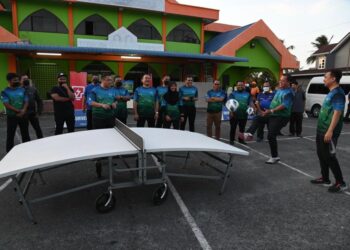 TUANKU Syed Faizuddin Putra Jamalullail (lima dari kiri) berkenan bagi menyaksikan pertunjukkan permainan teqball sewaktu Majlis Perasmian Bengkel dan Pelancaran Kejohanan Teqball Sekolah-Sekolah Menengah Negeri Perlis (B18) di Pusat Terarak Jagaan Rahmat, Mata Ayer, Perlis. -UTUSAN