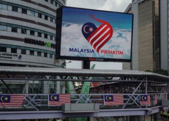 TEMA kemerdekaan bukanlah hanya satu slogan berbentuk retorik semata-mata untuk menghiasi Hari Kebangsaan. – UTUSAN/FARIZ RUSADIO