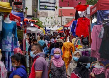 Orang ramai membeli persiapan Hari Raya di Jalan TAR, Kuala Lumpur– UTUSAN/SHIDDIEQIIN ZON