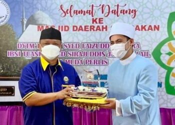 TUANKU Syed Faizuddin Putra Jamalullail (kiri) berkenan  menyerahkan sumbangan bernilai RM2,000 kepada Masjid Daerah Sandakan, Sabah baru-baru ini.-UTUSAN