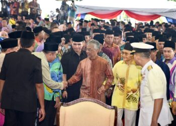 AL-SULTAN Abdullah Ri’ayatuddin Al-Mustafa Billah Shah berkenan berangkat ke Majlis Sambutan Minggu 
Perpaduan Peringkat Kebangsaan di Waterfront Kuching semalam.