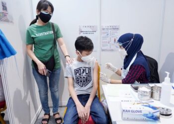 PENGAMBILAN vaksin tidak menjadikan kita kebal daripada dijangkiti virus Covid-19. – UTUSAN/FAUZI BAHARUDIN