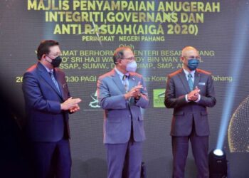 MAJLIS Penyampaian AIGA 2020 disempurnakan oleh Wan Rosdy Wan Ismail (tengah) di Kompleks Yayasan Pahang, Kuantan pada 26 Oktober lalu.