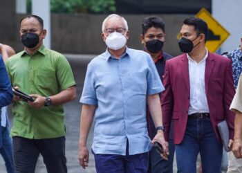 NAJIB Tun Razak (tengah) keluar dari Ibu Pejabat Polis Daerah Dang Wangi selepas selesai membuat laporan polis berhubung cubaan menyembunyikan bukti penting berkaitan 1MDB di Kuala Lumpur pada 27 November lalu. – UTUSAN/MUHAMAD IQBAL ROSLI