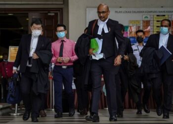 PARA peguam berjalan keluar selepas mahkamah memutuskan penganut Kristian di Sabah dan Sarawak boleh menggunakan kalimah Allah di Mahkamah Tinggi Kuala Lumpur pada 10 Mac lalu. – UTUSAN/FARIZ RUSADIO