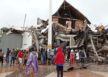 PENDUDUK melihat bangunan Pejabat Gabenor Sulawesi Barat di Mamuju yang runtuh akibat kejadian gempa bumi di Indonesia. - ANTARA  