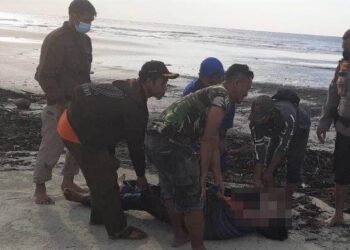 PASUKAN keselamatan menemukan satu daripada mayat penumpang yang hanyut selepas bot dinaiki karam di Bengkalis, Riau. - AGENSI