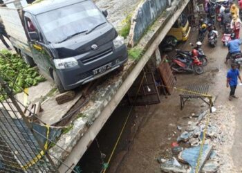 LOKASI kejadian yang menyaksikan sebuah kenderaan melanggar tembok penghadang sehingga kepingan konkrit jatuh menghempap seorang wanita. - AGENSI