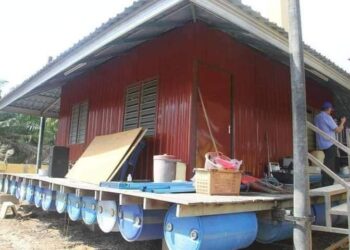 ANTARA rumah rakit yang dibina penduduk di Kampung Kuala Triang di Bera, Pahang yang berfungsi sebagai stor simpanan semasa bencana bah melanda kampung berkenaan. - UTUSAN/NORHAFIZAN ZULKIFLI