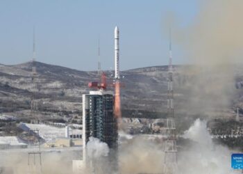 ROKET Long March-2D yang membawa 14 satelit baharu berlepas dari Pusat Pelancaran Satelit Taiyuan di Wilayah Shanxi, utara China. - XINHUA   