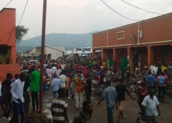 ORANG ramai berkumpul di luar gereja di bandar Kasindi selepas serangan bom itu. - AGENSI 