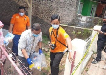 PASUKAN penyiasat mengambil sampel daripada rumah mangsa keracunan di Desa Ciketing Udik di wilayah Bantar Gebang.-AGENSI