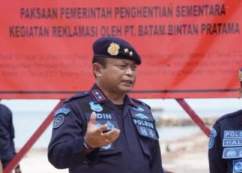 KAKITANGAN Kementerian Laut dan Perikanan menghentikan projek di kawasan penambakan di Lingga di Kepulauan Riau.-AGENSI