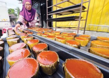 NANI Maslina Sulaiman Najidi menjemur kuih bakul yang dihasilkannya sebelum dipasarkan kepada pelanggan di Kangar, Perlis. - UTUSAN/ASYRAF MUHAMMAD