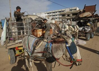 HAK kira-kira 1.9 juta penduduk Semenanjung Gaza untuk menerima suntikan vaksin Covid-19 dinafikan oleh Israel. - AFP