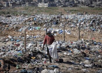SEORANG kanak-kanak mengutip plastik dan besi dari sebuah tapak pelupusan sampah di Beit Lahia di utara
Semenanjung Gaza. – AFP