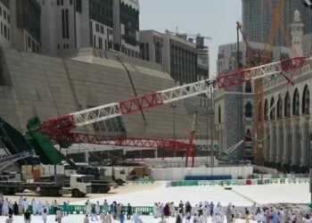 LEBIH 100 orang maut dalam insiden kren tumbang di Masjidil Haram di Mekah pada 11 September 2015. - AFP 