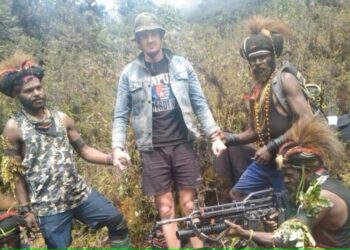 KUMPULAN bersenjata di Papua menunjukkan keadaan terkini Philip Mark Merthens yang diculik di wilayah Nduga minggu lalu.-AGENSI