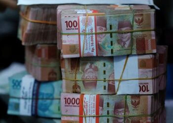WANG rasuah pembelian lori sampah bernilai jutaan rupiah dikembalikan kepada Pejabat Peguam Negara Gowa baru-baru ini.-AGENSI