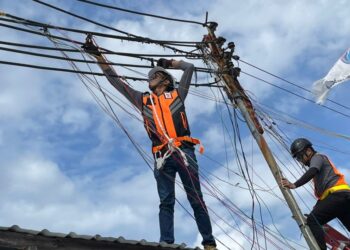 KAKITANGAN SESB melakukan pemotongan wayar sambunga haram di penempatan setinggan Kampung Numbak di Kota Kinabalu hari ini.
