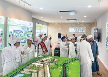 PELAJAR Tahfiz dari Madarasah Darul Uloom, Sungai Salan Jerantut menghadiri majlis pembukaan Galeri Jualan Hartanah syarikat Jaya Depan Sdn. Bhd. di Jerantut, Pahang.