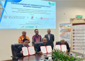 CHANG Lih Kang menyaksikan majlis menandatangani memorandum persefahaman antara NanoMalaysia, NanoQuartz dan XMU Jiageng Education Development.