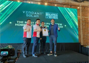 VERDANT Solar diiktiraf Pembekal Tahunan Terbesar bagi sistem solar kediaman oleh Malaysia Book of Records. - UTUSAN/SHAFIQAH SHUKOR