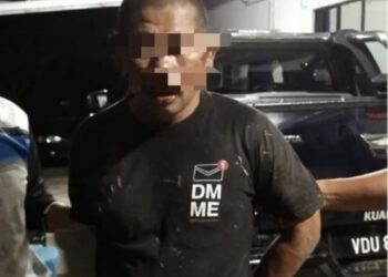 SUSPEK ditahan semasa mengugut menetak polis di Balai Polis Kuala Penyu hari ini.