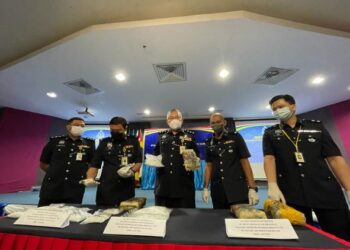 LAM Thiam Huat (tengah) menunjukkan rampasan dadah jenis syabu dalaM sidang akhbar di IPK Sabah di Kota Kinabalu hari ini.