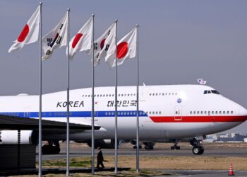 PESAWAT yang membawa Yoon Suk Yeol dan isterinya Kim Keon Hee selepas tiba di Lapangan Terbang Haneda Tokyo, semalam. -AFP