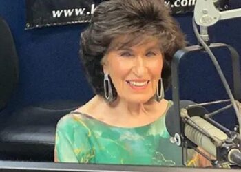 MARY McCoy menerima pengiktirafan Rekod Dunia Guinness sebagai penyampai radio atau DJ paling lama berkhidmat di dunia. - AGENSI