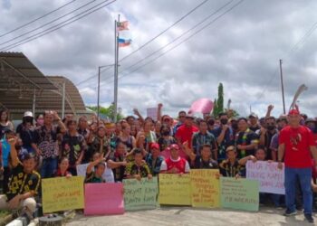 SEBAHAGIAN  penduduk daripada enam kampung di Sapulut hadir di  Nabawan baru-baru ini.