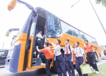 Pengusaha van sekolah di Melaka tidak bercadang menaikkan tambang.- UTUSAN/SHIDDIEQIIN ZON