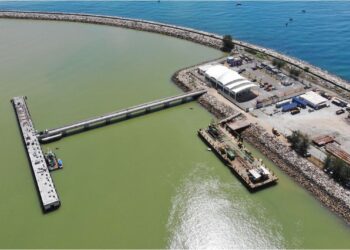PEMANDANGAN dari udara menunjukkan pembinaan jeti Kuala Terengganu Support Base (KTSB) di muara sungai Terengganu, Kuala Terengganu.