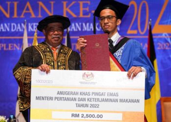 MOHAMAD sabu menyampaikan Anugerah Khas Pingat Emas Kementerian Pertanian dan Keterjaminan Makanan kepada Zulfaqar Arief Zolhaimi pasa majlis Konvokesyen Pertanian ke-11 di Putrajaya semalam.- UTUSAN/FAISOL MUSATAFA
