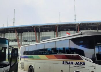 INDIVIDU yang melakukan perjalanan pulang ke kampung perlu sentiasa mengamalkan protokol kesihatan. -KOMPAS.COM
