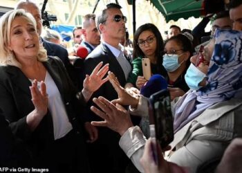 WANITA warga Islam menyuarakan rasa tidak puas hati berhubung tindakan Marine Le Pen yang mahu mengenakan larangan pemakaian tudung. - AFP 