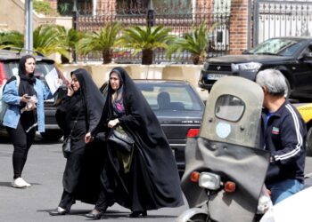 WANITA Iran sedang melintas jalan di Teheran. - AFP  