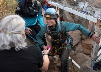 BEATRIZ Flamini keluar dari sebuah gua di Los Gauchos, berhampiran Motril selepas berada di dalamnya selama 500 hari. - AFP 